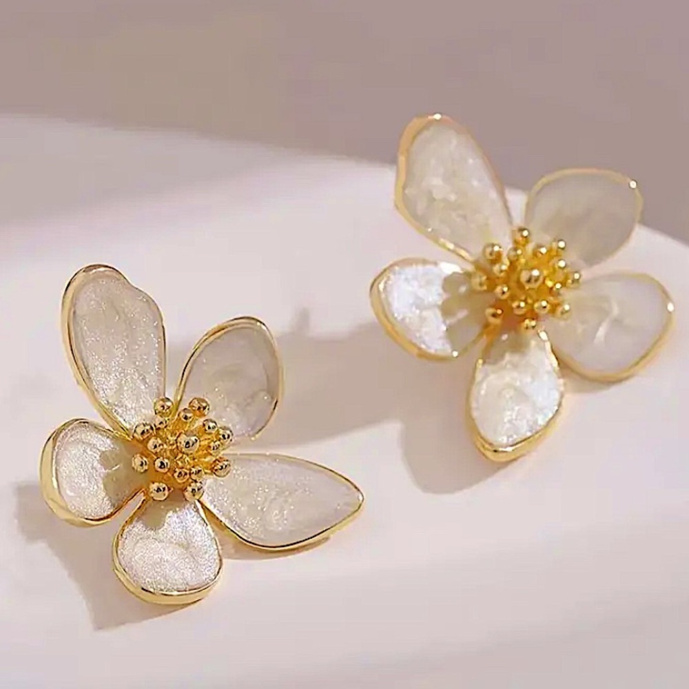 White Shimmer Small Flower Fashion Earrings With Gold Center New. - Picture 3 of 3